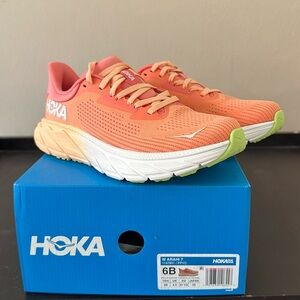 HOKA ARAHI 7 - NWT - women’s 6